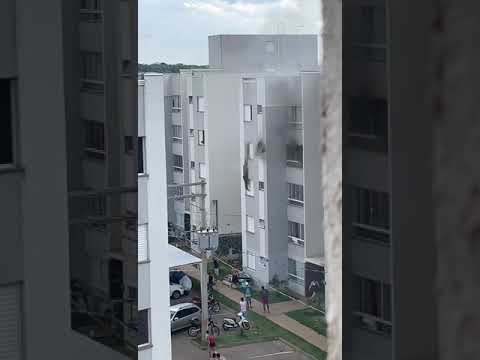 Avós pulam de prédio após neta trancá-los em apartamento e colocar fogo