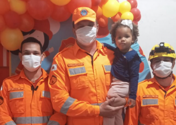 Bombeiros de Araxá visitam aniversário de criança autista e com limitação auditiva