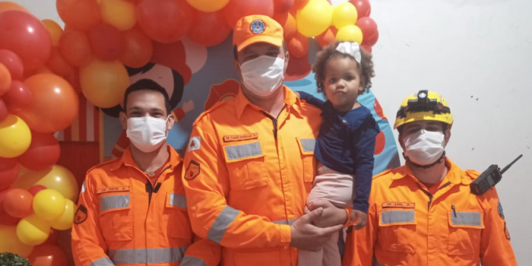 Bombeiros de Araxá visitam aniversário de criança autista e com limitação auditiva