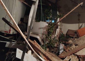 Caminhão invade casas no bairro Boa Vista em Araxá