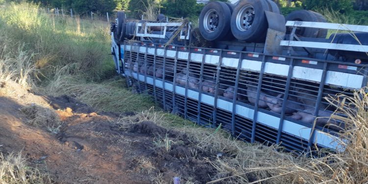 Motorista de 39 anos fica gravemente ferido em acidente na BR 262 em Araxá