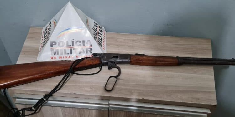 Homem é preso por ameaçar esposa com carabina