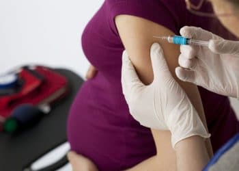 Grávidas, lactantes e puérperas sem comorbidades são incluídas nos grupos prioritários de vacinação