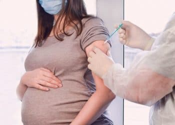 Grávidas e puérperas sem comorbidades são vacinadas em Araxá