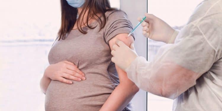 Grávidas e puérperas sem comorbidades são vacinadas em Araxá
