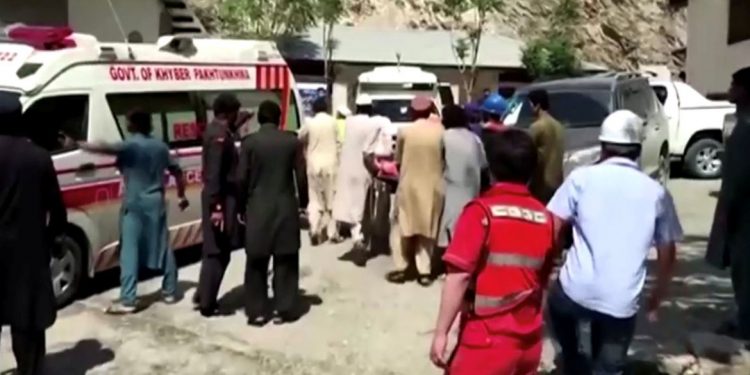 Explosão de ônibus no Paquistão mata 13, incluindo 9 chineses