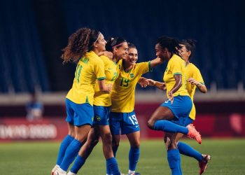 Seleção feminina de futebol bate a Zâmbia e pega o Canadá nas quartas