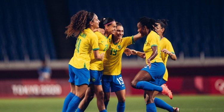 Seleção feminina de futebol bate a Zâmbia e pega o Canadá nas quartas