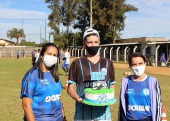 Goleiro Victor Lucas visita CT do Dínamo e recebe carinho de companheiros