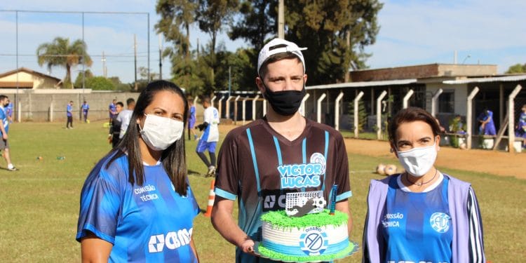 Goleiro Victor Lucas visita CT do Dínamo e recebe carinho de companheiros