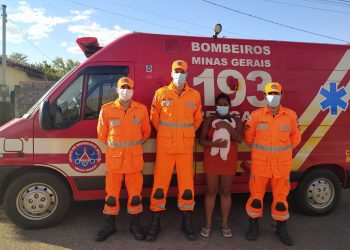 Bombeiros que auxiliam em parto em Araxá, visitam bebê pela primeira vez