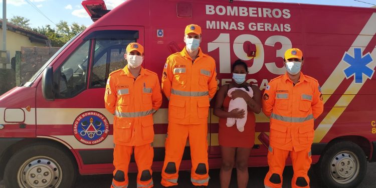 Bombeiros que auxiliam em parto em Araxá, visitam bebê pela primeira vez