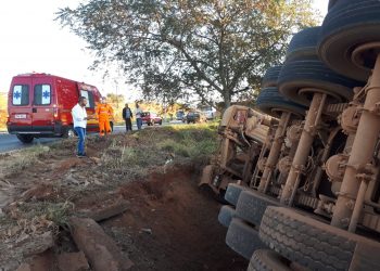Carreta de fertilizantes capota em rotatória em Araxá