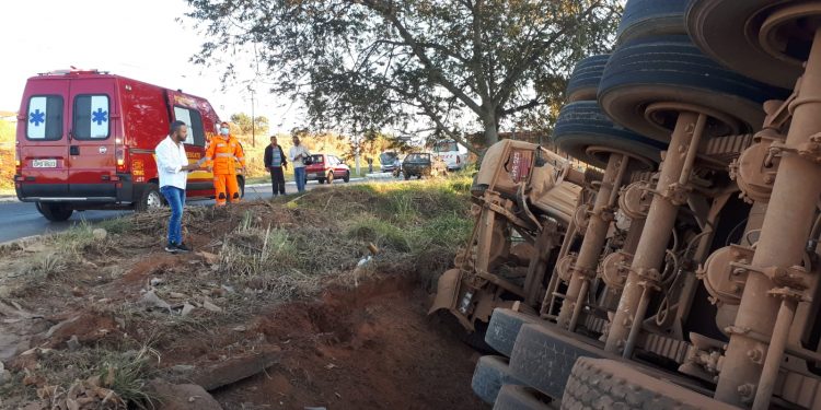 Carreta de fertilizantes capota em rotatória em Araxá
