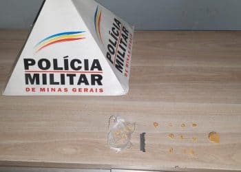 Jovem é presa tentando engolir pedras de crack em Araxá