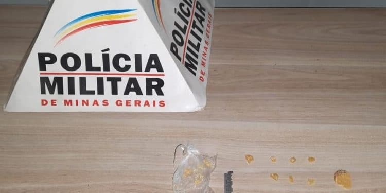 Jovem é presa tentando engolir pedras de crack em Araxá