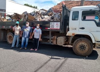 Quatro caminhões são utilizados para retirada de lixo e entulho em residência de acumulador