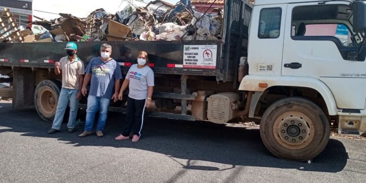 Quatro caminhões são utilizados para retirada de lixo e entulho em residência de acumulador
