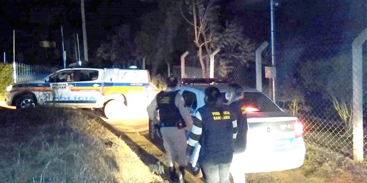 Fiscalização contra a Covid-19 multa festa que reuniu 90 pessoas