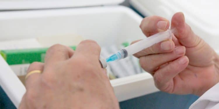 Vacinação contra gripe é suspensa para público em geral e prossegue para grupos prioritários
