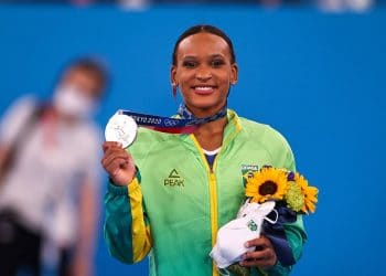 Rebeca Andrade fatura prata, 1ª medalha na ginástica feminina do país