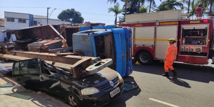 Caminhão tomba em cima de carro e três pessoas são atingidas – veja vídeo