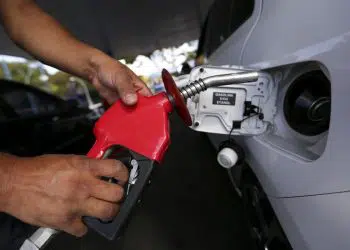 Litro da gasolina sobe R$ 0,09 nas refinarias da Petrobras
