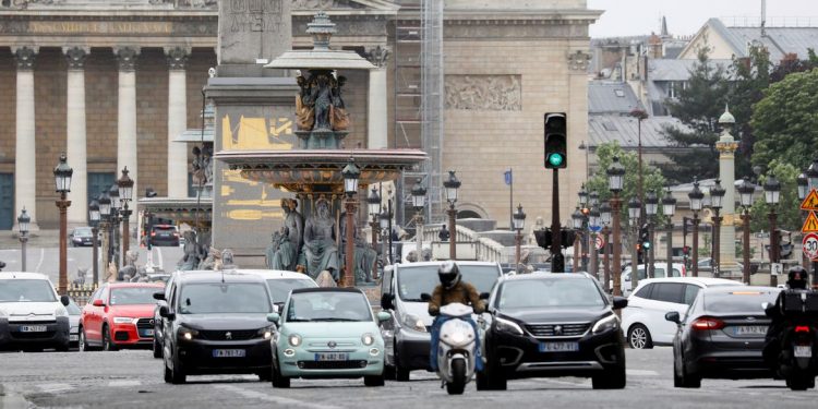 Paris limita velocidade de carros a 30 km/h
