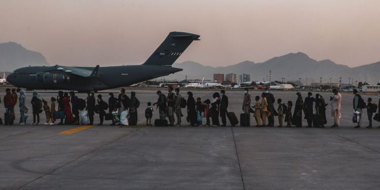 Explosão fora do aeroporto de Cabul mata pelo menos 13 pessoas
