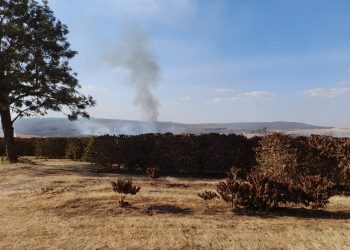 Bombeiros combatem incêndio florestal em Araxá