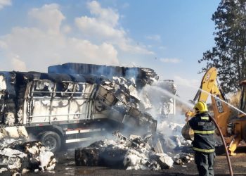 Caminhão de algodão pega fogo na BR 262 próximo à Araxá