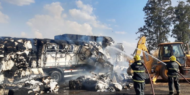 Caminhão de algodão pega fogo na BR 262 próximo à Araxá