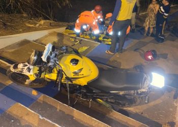 Acidente de motocicleta em Campos Altos deixa 2 pessoas feridas