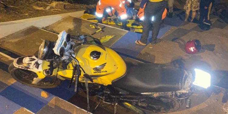 Acidente de motocicleta em Campos Altos deixa 2 pessoas feridas