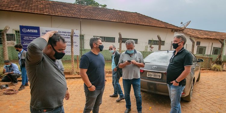 Prefeito visita escola que está sendo reformada