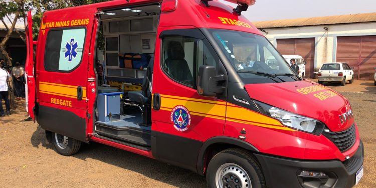 Futuro pelotão do Corpo de Bombeiros de Sacramento recebe viatura