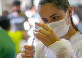 Araxá vacina pessoas com imunossupressão e adolescentes entre 12 e 17 anos nesta terça