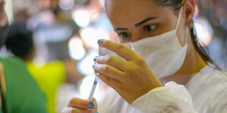 Araxá vacina pessoas com imunossupressão e adolescentes entre 12 e 17 anos nesta terça