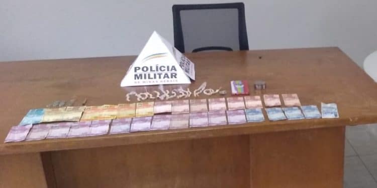 POLÍCIA MILITAR CUMPRE MANDADO DE BUSCA E APREENSÃO EM SACRAMENTO/MG E APREENDE DROGAS