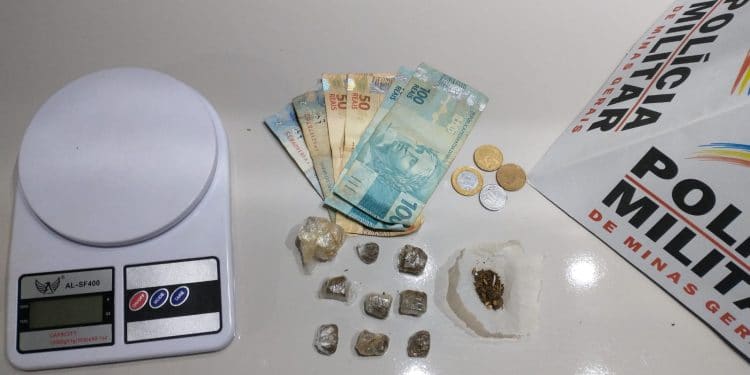 POLÍCIA MILITAR PRENDE AUTORES POR TRÁFICO DE DROGAS EM SANTA ROSA DA SERRA/MG