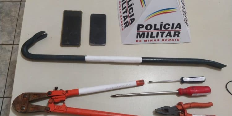 Dois jovens são presos por furto em Campos Altos