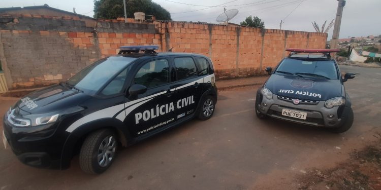 Homem é preso após roubar mercearia e atacar vítima com uma foice em Campos Altos