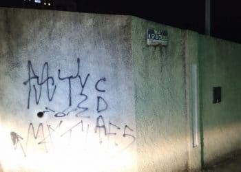 Três jovens são presos após picharem muros no Centro de Araxá