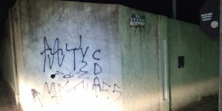 Três jovens são presos após picharem muros no Centro de Araxá