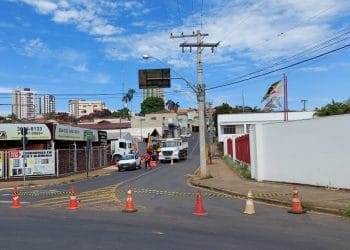 Trecho da rua Belo Horizonte em frente ao Corpo de Bombeiros está interditado para reparos