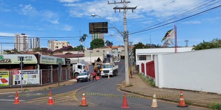 Trecho da rua Belo Horizonte em frente ao Corpo de Bombeiros está interditado para reparos