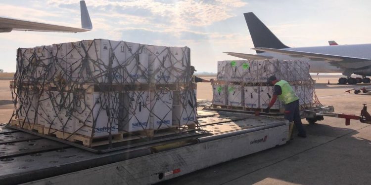 Mais de 3,6 milhões de vacinas da Pfizer chegam ao Brasil