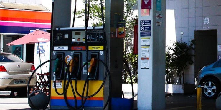 Preços de gasolina e diesel aumentam hoje nas refinarias