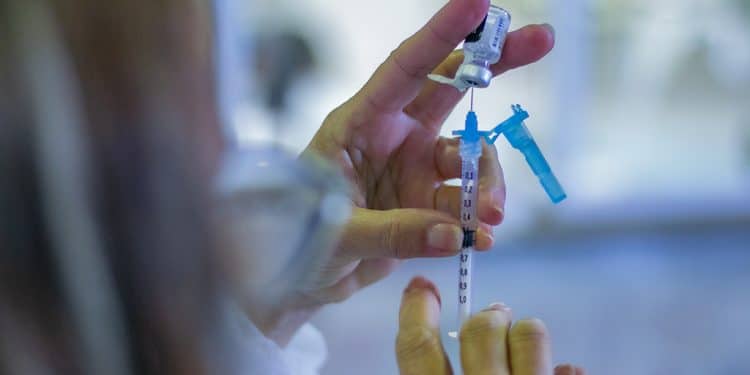 Araxá vacina pessoas adolescentes entre 12 e 13 anos sem comorbidades nesta quarta