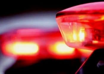 Motorista inabilitada bate em poste em Araxá